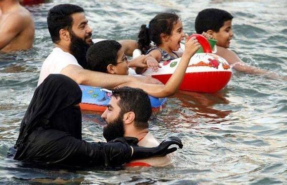 Phụ nữ Ả rập tắm biển